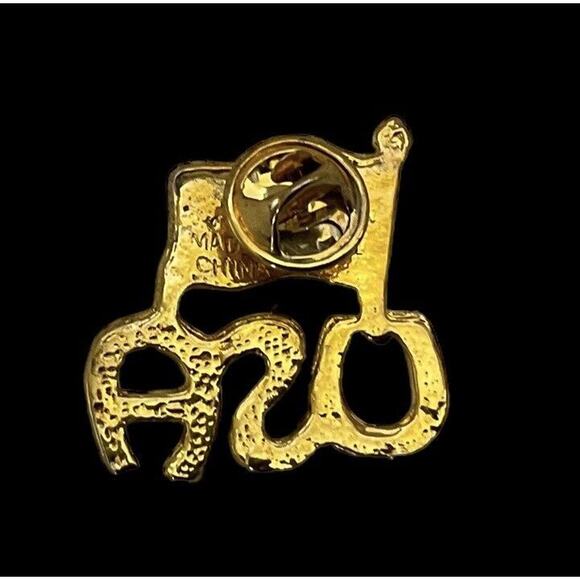 USA / American Flag Gold Tone Lapel Hat Bag Pin - Picture 3 of 4